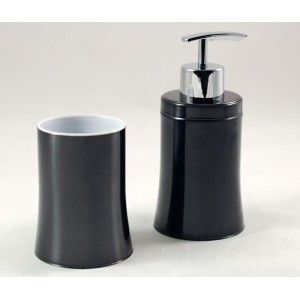 Jeu de bains en acier inoxydable. Le verre et le distributeur