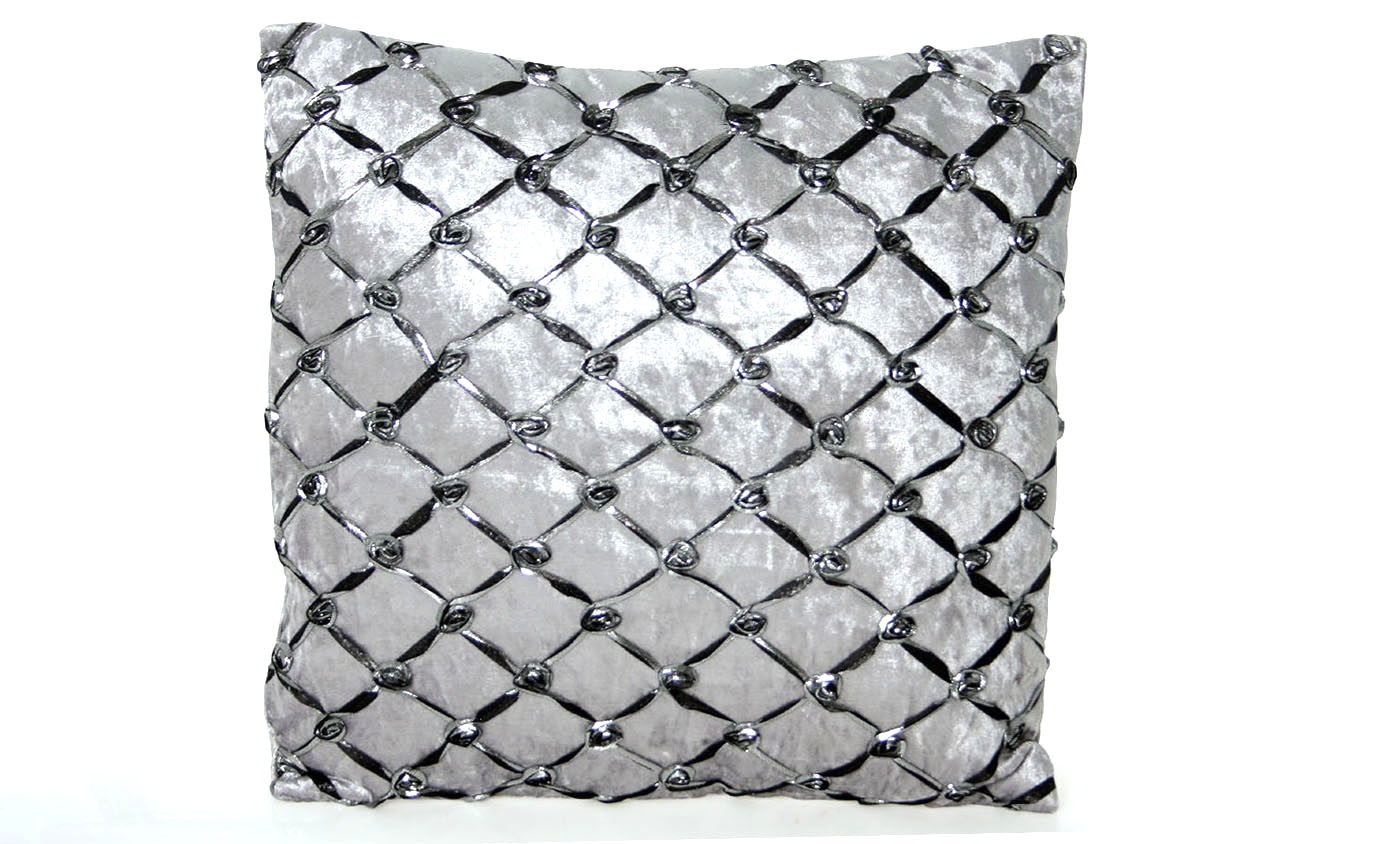 Coussin en tissu brillant.