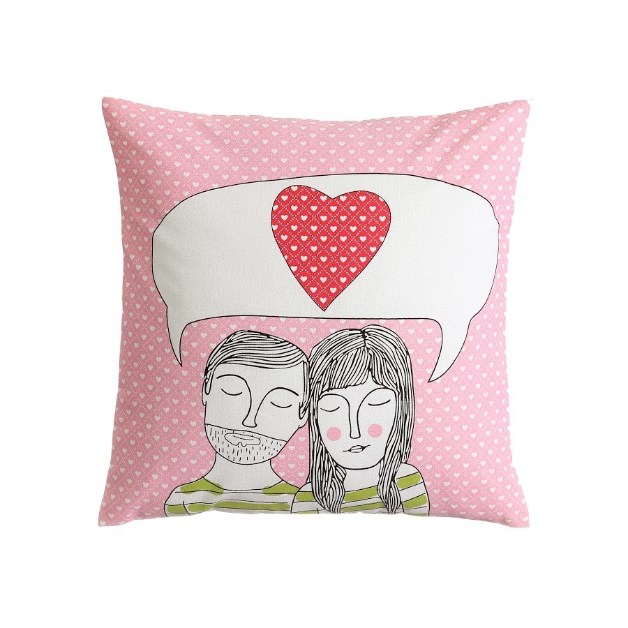 Cuscino decorato con il disegno di una coppia ,di colore rosa palo