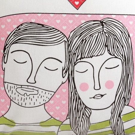 Cuscino decorato con il disegno di una coppia ,di colore rosa palo
