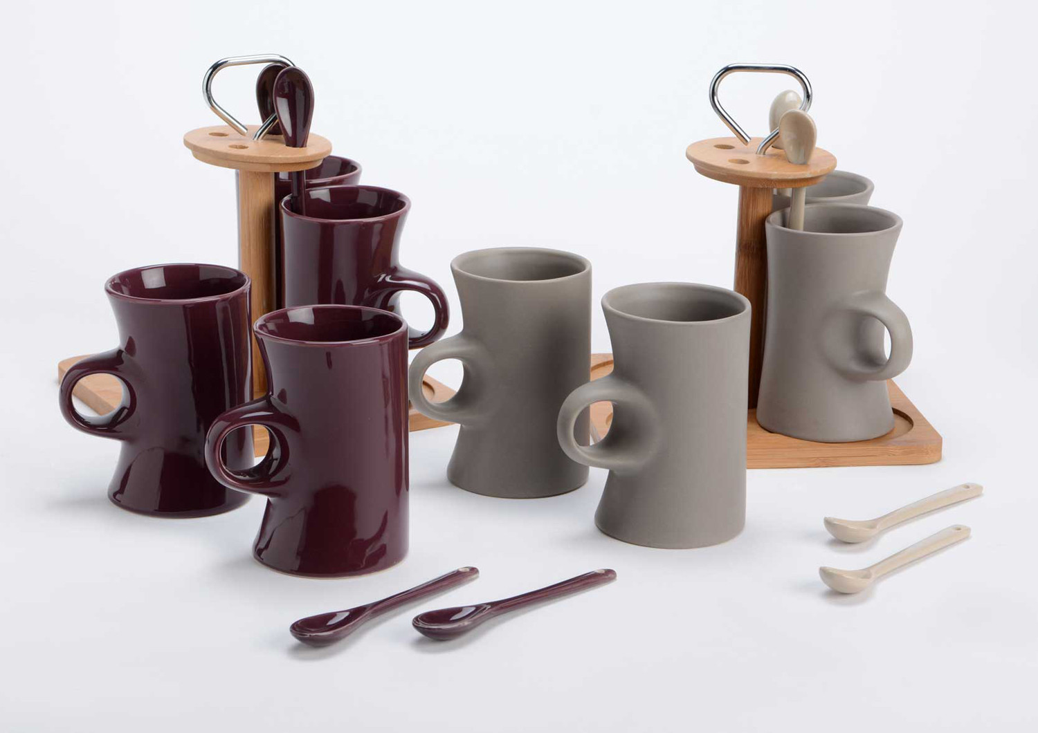 Heure de l'est. avec 4 tasses mug et 4 cuillères à soupe