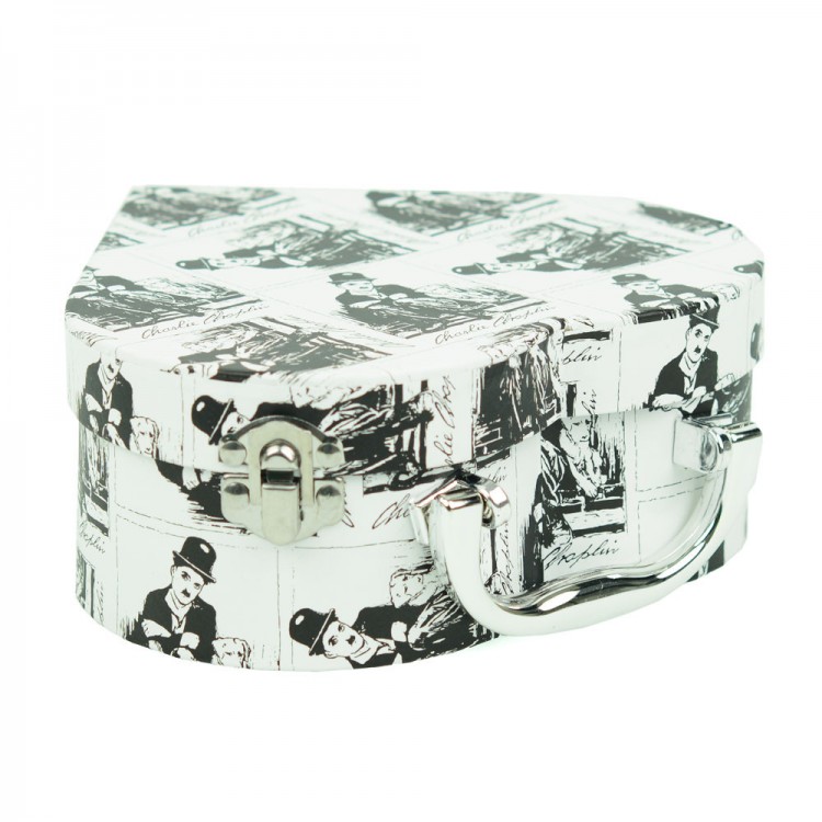Caja de cartón con forma de corazón y motivos en blanco y negro