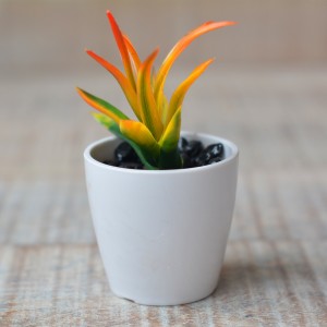 Impianto artificiale con Vaso in Ceramica Naturale di Colore Bianco per la Decorazione
