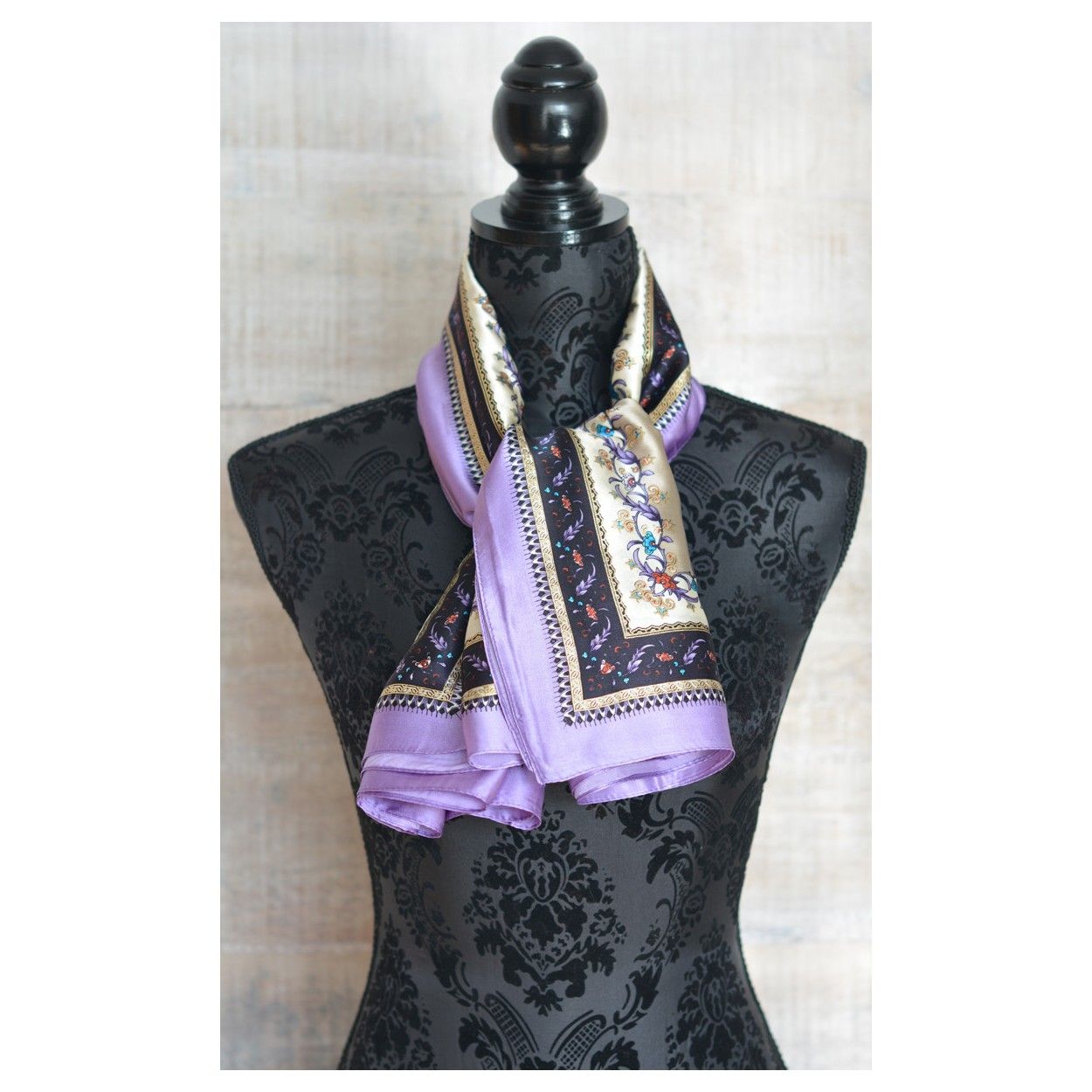 Foulard de soie 100% naturelle, des modèles de lettres rouges, la Maison et Plus