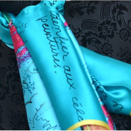 Pañuelo  de seda 100% natural, modelo frases azul, de Hogar y Mas