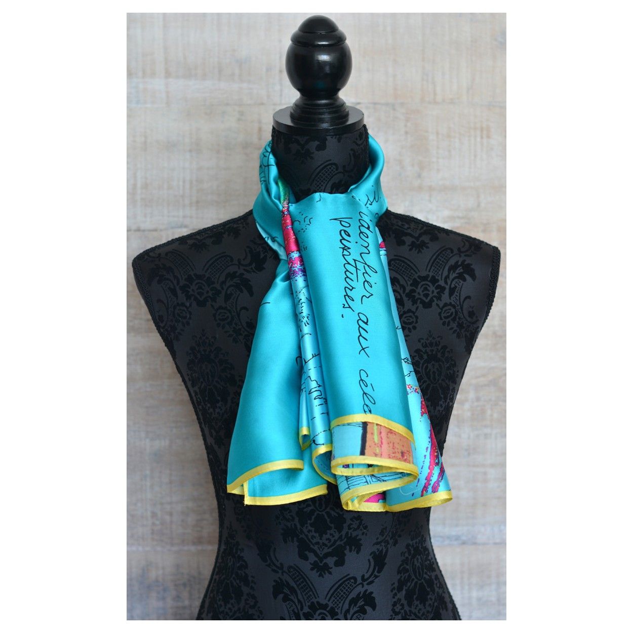Pañuelo  de seda 100% natural, modelo frases azul, de Hogar y Mas