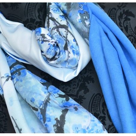 Pañuelo  de seda 100% natural, con dos caras y  flecos, modelo ramas azul,  de Hogar y Mas