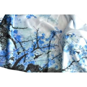 Pañuelo  de seda 100% natural, con dos caras y  flecos, modelo ramas azul,  de Hogar y Mas