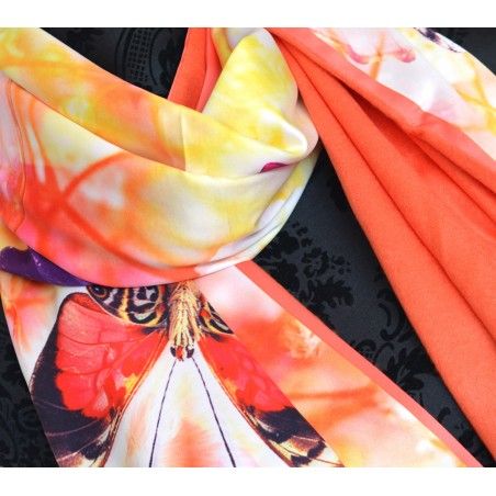 Pañuelo  de seda 100% natural, con dos caras y  flecos, modelo mariposas naranja,  de Hogar y Mas