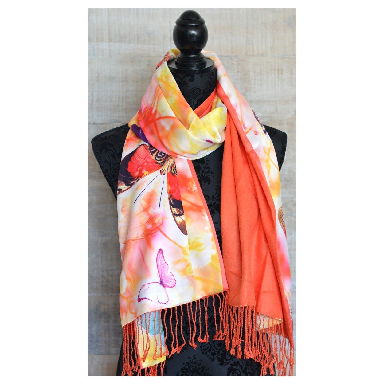 Pañuelo  de seda 100% natural, con dos caras y  flecos, modelo mariposas naranja,  de Hogar y Mas