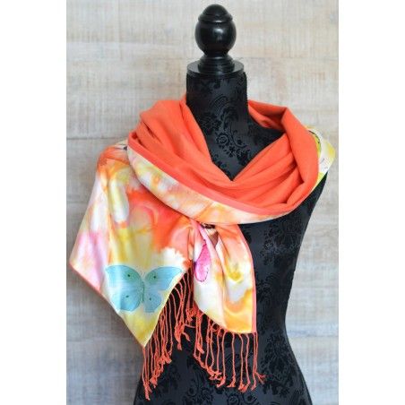 Pañuelo  de seda 100% natural, con dos caras y  flecos, modelo mariposas naranja,  de Hogar y Mas