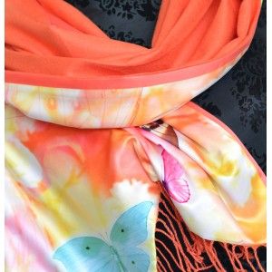 Pañuelo  de seda 100% natural, con dos caras y  flecos, modelo mariposas naranja,  de Hogar y Mas