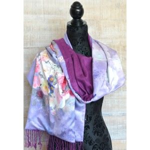Pañuelo  de seda 100% natural, con dos caras y  flecos, modelo floral morado, colección otoño-invierno,  de Hogar y Mas