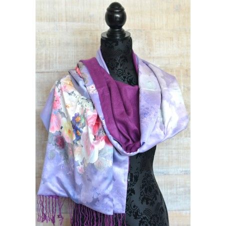 Pañuelo  de seda 100% natural, con dos caras y  flecos, modelo floral morado, colección otoño-invierno,  de Hogar y Mas