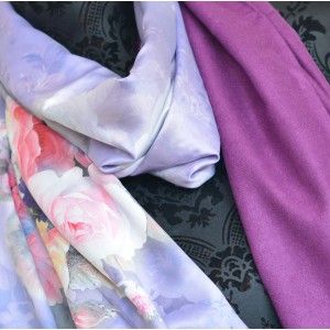 Pañuelo  de seda 100% natural, con dos caras y  flecos, modelo floral morado, colección otoño-invierno,  de Hogar y Mas