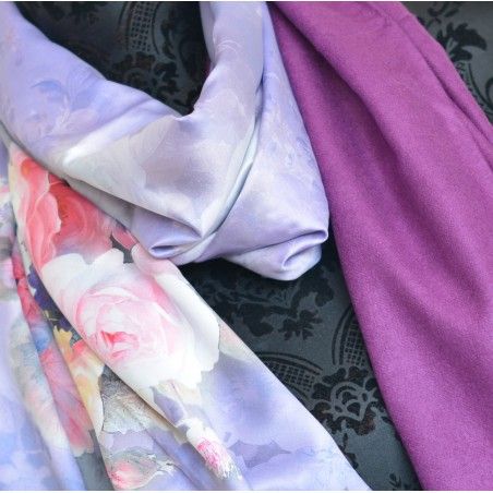 Pañuelo  de seda 100% natural, con dos caras y  flecos, modelo floral morado, colección otoño-invierno,  de Hogar y Mas