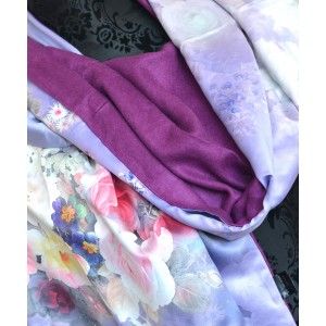 Pañuelo  de seda 100% natural, con dos caras y  flecos, modelo floral morado, colección otoño-invierno,  de Hogar y Mas