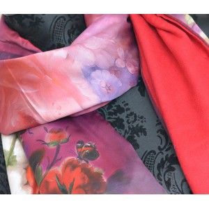 Pañuelo  de seda 100% natural, con dos caras y  flecos, modelo flores morado, colección otoño-invierno,  de Hogar y Mas