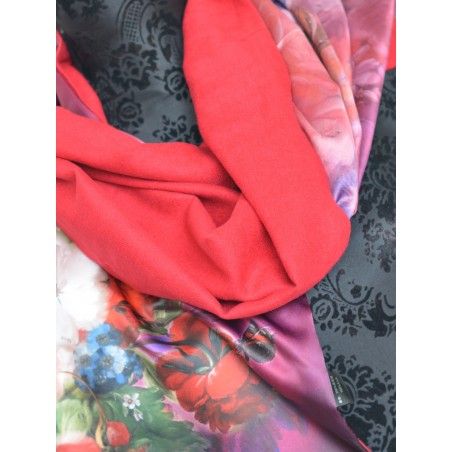 Pañuelo  de seda 100% natural, con dos caras y  flecos, modelo flores morado, colección otoño-invierno,  de Hogar y Mas