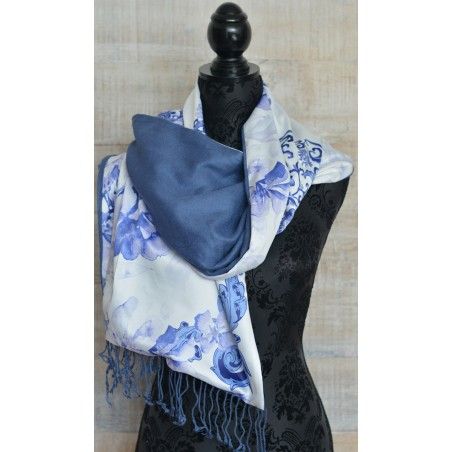 Pañuelo  de seda 100% natural, con dos caras y  flecos, modelo artemisa azul, colección otoño-invierno,  de Hogar y Mas