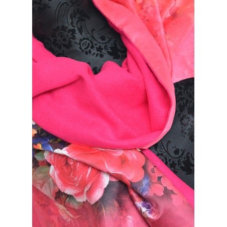 Pañuelo  de seda 100% natural, con dos caras y  flecos, modelo flores rosa, colección otoño-invierno,  de Hogar y Mas