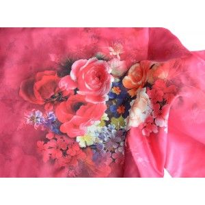 Pañuelo  de seda 100% natural, con dos caras y  flecos, modelo flores rosa, colección otoño-invierno,  de Hogar y Mas