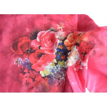 Pañuelo  de seda 100% natural, con dos caras y  flecos, modelo flores rosa, colección otoño-invierno,  de Hogar y Mas
