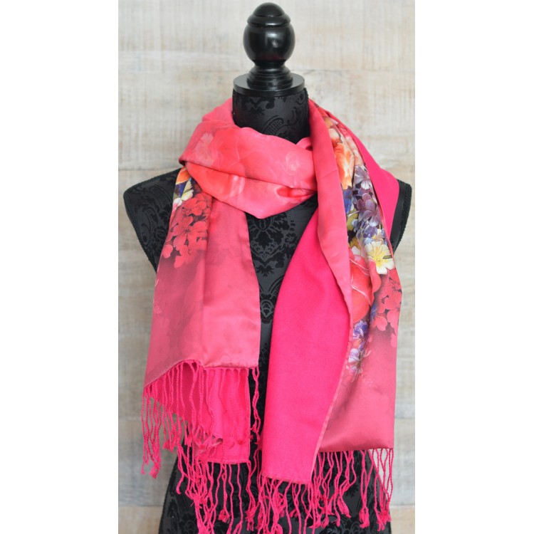 Pañuelo  de seda 100% natural, con dos caras y  flecos, modelo flores rosa, colección otoño-invierno,  de Hogar y Mas