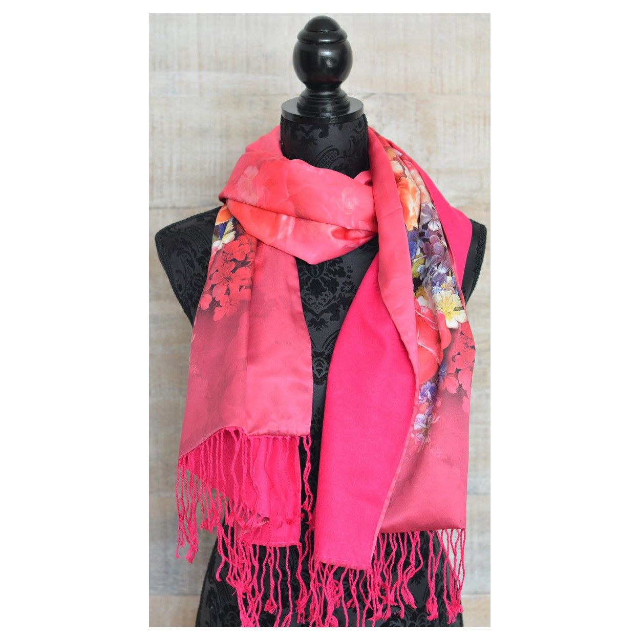 Pañuelo  de seda 100% natural, con dos caras y  flecos, modelo flores rosa, colección otoño-invierno,  de Hogar y Mas