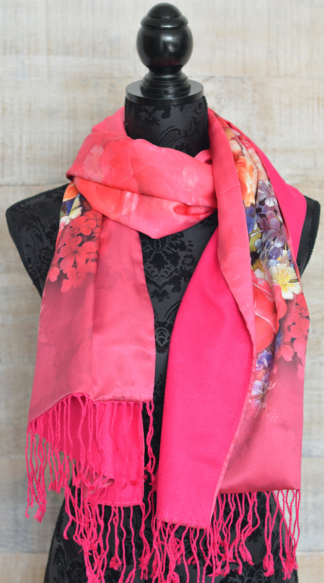Pañuelo  de seda 100% natural, con dos caras y  flecos, modelo flores rosa, colección otoño-invierno,  de Hogar y Mas