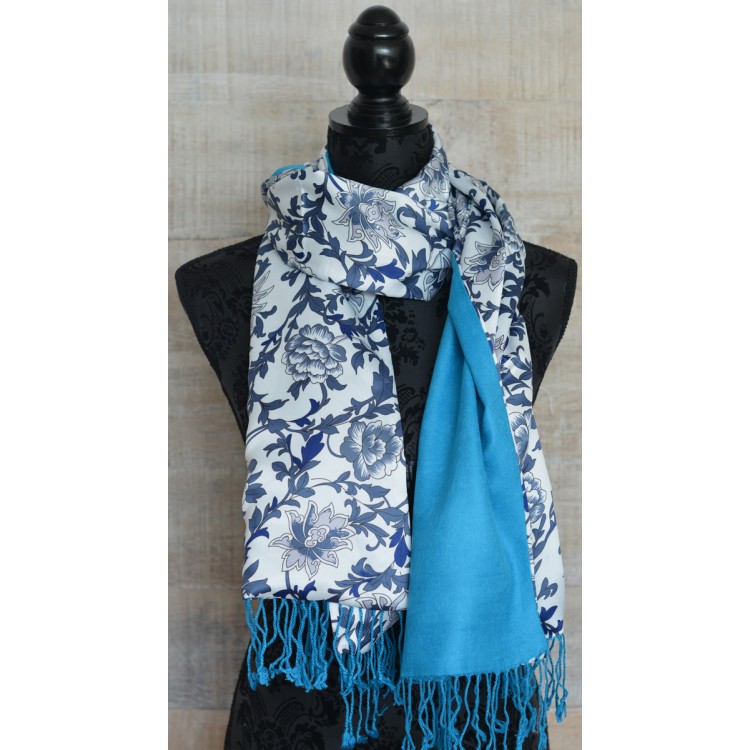 Pañuelo  de seda 100% natural, con dos caras y  flecos, modelo estampado azul, colección otoño-invierno,  de Hogar y Mas