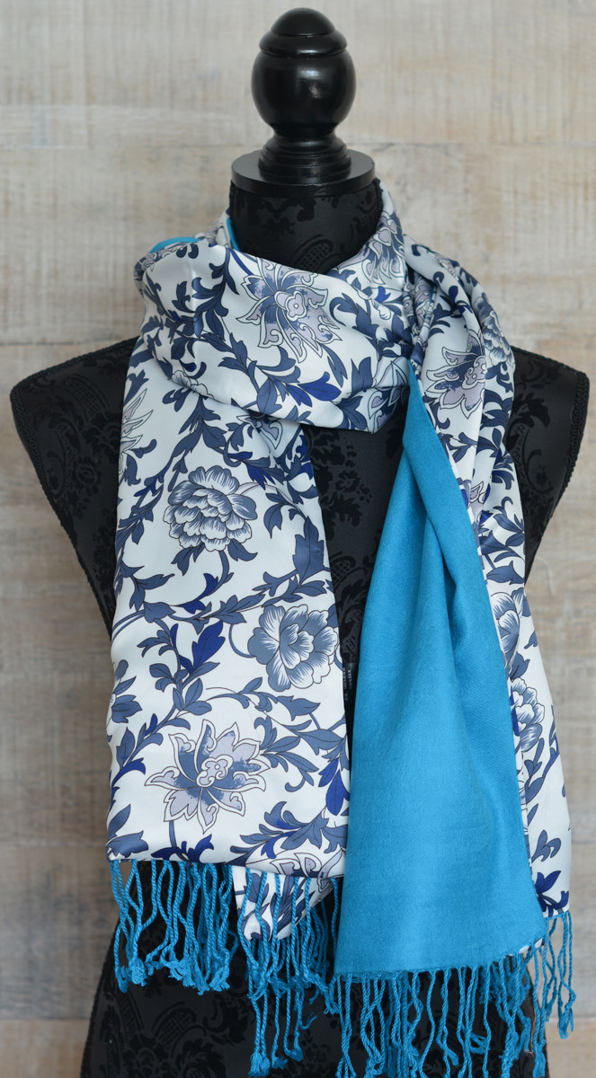 Pañuelo  de seda 100% natural, con dos caras y  flecos, modelo estampado azul, colección otoño-invierno,  de Hogar y Mas