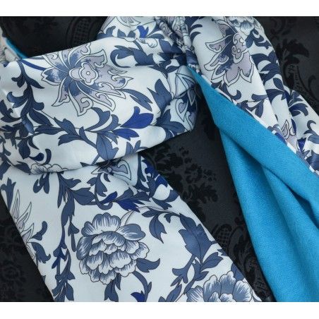 Pañuelo  de seda 100% natural, con dos caras y  flecos, modelo estampado azul, colección otoño-invierno,  de Hogar y Mas
