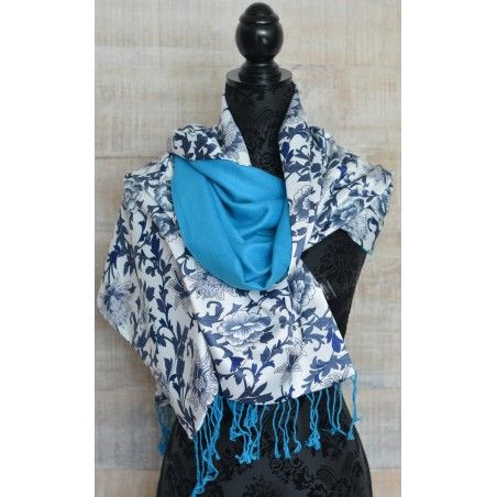 Pañuelo  de seda 100% natural, con dos caras y  flecos, modelo estampado azul, colección otoño-invierno,  de Hogar y Mas