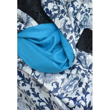 Pañuelo  de seda 100% natural, con dos caras y  flecos, modelo estampado azul, colección otoño-invierno,  de Hogar y Mas