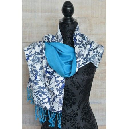 Pañuelo  de seda 100% natural, con dos caras y  flecos, modelo estampado azul, colección otoño-invierno,  de Hogar y Mas