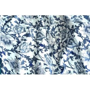 Pañuelo  de seda 100% natural, con dos caras y  flecos, modelo estampado azul, colección otoño-invierno,  de Hogar y Mas