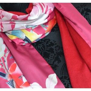 Pañuelo  de seda 100% natural, con dos caras y  flecos, modelo estampado rosa-rojo, colección otoño-invierno,  de Hogar y Mas