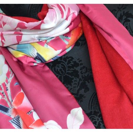 Pañuelo  de seda 100% natural, con dos caras y  flecos, modelo estampado rosa-rojo, colección otoño-invierno,  de Hogar y Mas