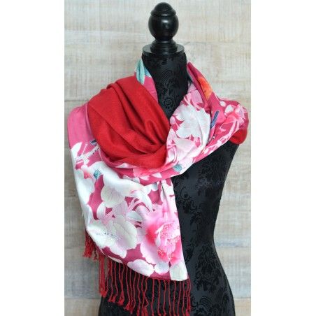 Pañuelo  de seda 100% natural, con dos caras y  flecos, modelo estampado rosa-rojo, colección otoño-invierno,  de Hogar y Mas