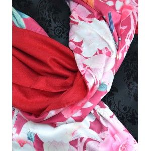 Pañuelo  de seda 100% natural, con dos caras y  flecos, modelo estampado rosa-rojo, colección otoño-invierno,  de Hogar y Mas