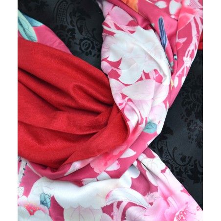 Pañuelo  de seda 100% natural, con dos caras y  flecos, modelo estampado rosa-rojo, colección otoño-invierno,  de Hogar y Mas