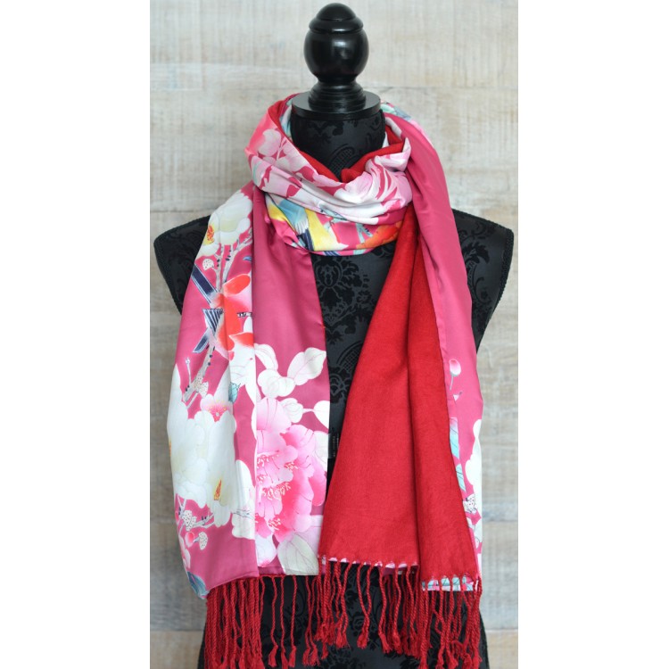 Pañuelo  de seda 100% natural, con dos caras y  flecos, modelo estampado rosa-rojo, colección otoño-invierno,  de Hogar y Mas