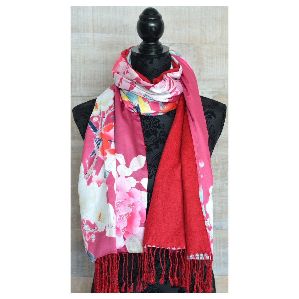 Pañuelo  de seda 100% natural, con dos caras y  flecos, modelo estampado rosa-rojo, colección otoño-invierno,  de Hogar y Mas
