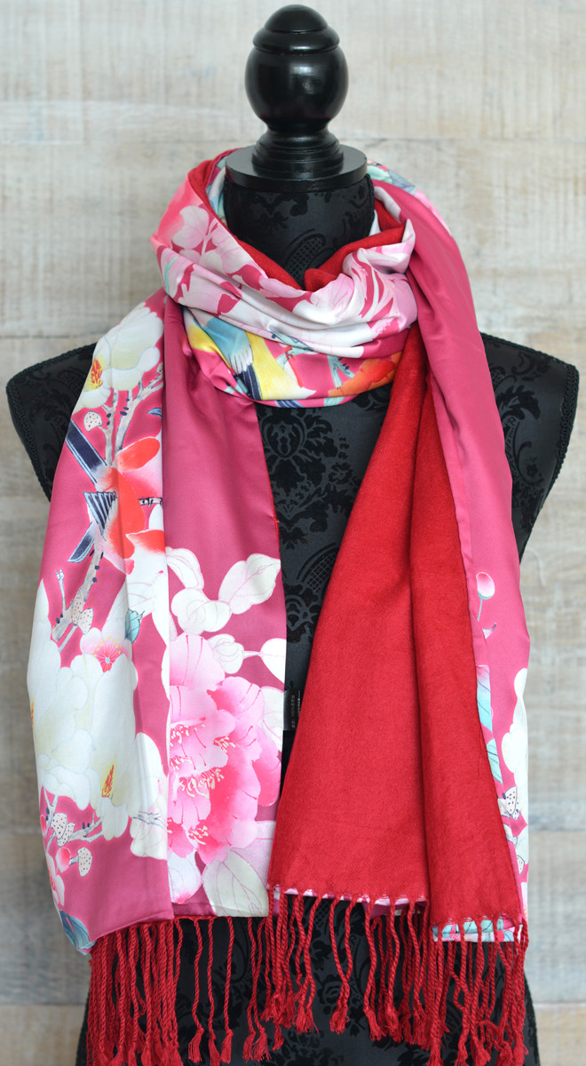 Pañuelo  de seda 100% natural, con dos caras y  flecos, modelo estampado rosa-rojo, colección otoño-invierno,  de Hogar y Mas