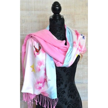 Pañuelo  de seda 100% natural, con dos caras y  flecos, modelo mariposas rosa, colección otoño-invierno,  de Hogar y Mas