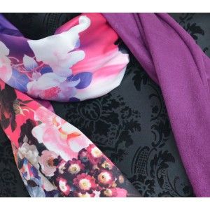Pañuelo  de seda 100% natural, con dos caras y  flecos, modelo primavera morado, colección otoño-invierno,  de Hogar y Mas
