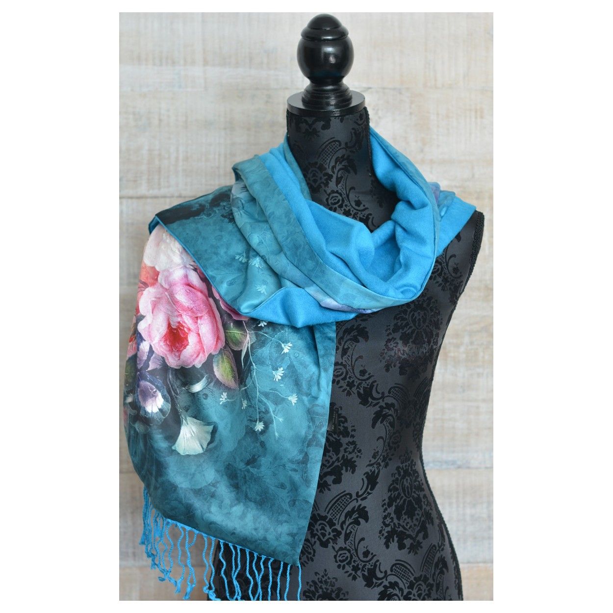 Pañuelo  de seda 100% natural, con dos caras y  flecos, modelo aguamarina , colección otoño-invierno,  de Hogar y Mas