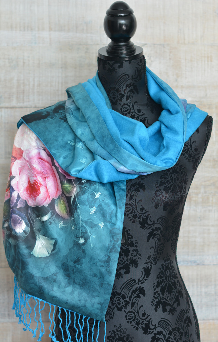 Pañuelo  de seda 100% natural, con dos caras y  flecos, modelo aguamarina , colección otoño-invierno,  de Hogar y Mas