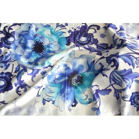 Pañuelo  de seda 100% natural, con dos caras y  flecos, modelo primavera blanco-azul , colección otoño-invierno,  de Hogar y Mas